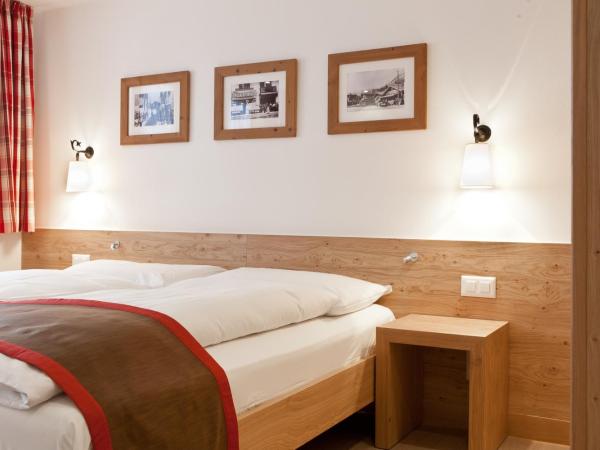 Hotel Bella Vista Zermatt : photo 3 de la chambre chambre double chalet avec balcon - vue sur cervin