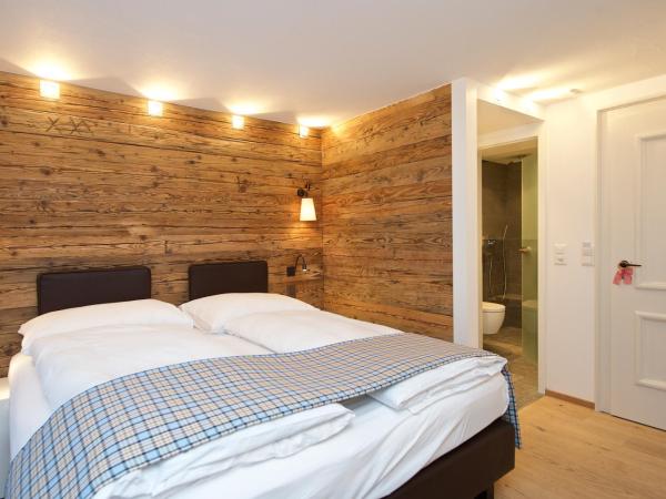 Hotel Bella Vista Zermatt : photo 1 de la chambre chambre double romantique avec balcon - vue sur cervin