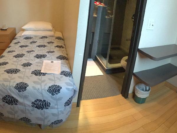 The Rex Hotel Jazz & Blues Bar : photo 2 de la chambre chambre simple avec lit simple et salle de bains privative