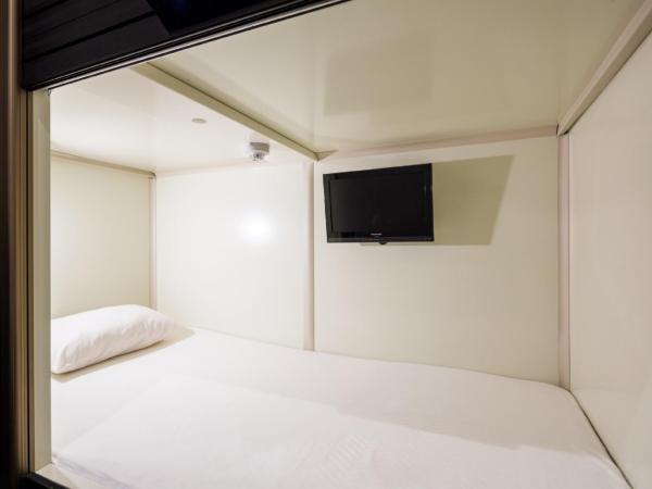 Capsule Hotel Cube Hiroshima : photo 1 de la chambre chambre capsule supérieure avec douche et toilettes communes - réservée aux femmes