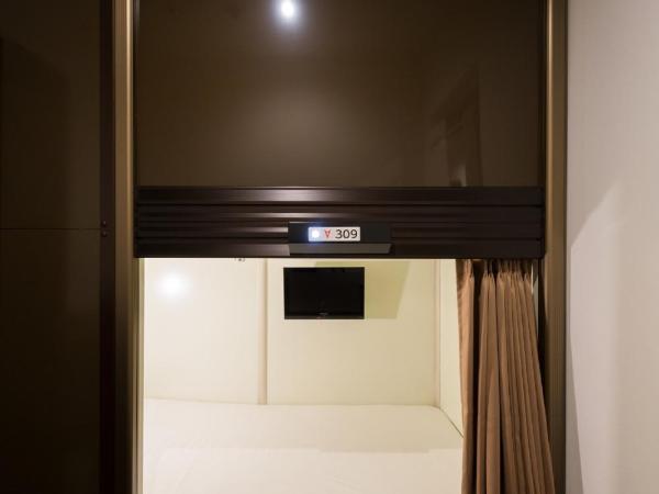 Capsule Hotel Cube Hiroshima : photo 4 de la chambre chambre capsule supérieure avec douche et toilettes communes - réservée aux hommes