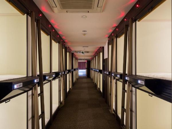 Capsule Hotel Cube Hiroshima : photo 3 de la chambre chambre capsule standard avec douche et toilettes communes - réservée aux hommes