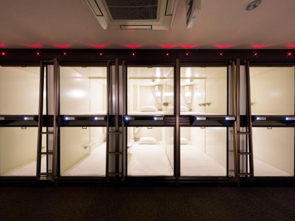 Capsule Hotel Cube Hiroshima : photo 2 de la chambre chambre capsule standard avec douche et toilettes communes - réservée aux hommes