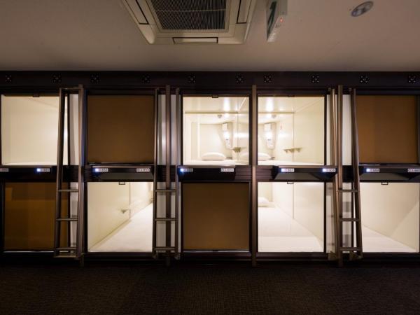 Capsule Hotel Cube Hiroshima : photo 4 de la chambre chambre capsule standard avec douche et toilettes communes - réservée aux hommes