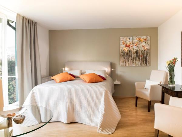 Parkside Apartment House : photo 1 de la chambre appartement avec balcon