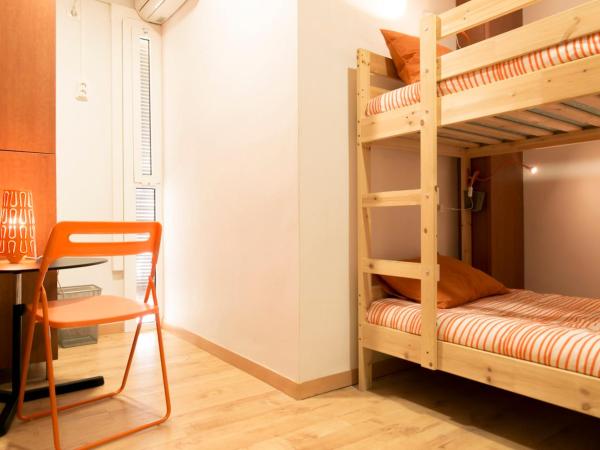 Chinitas Urban Hostel : photo 1 de la chambre chambre lits jumeaux Économique avec salle de bains commune
