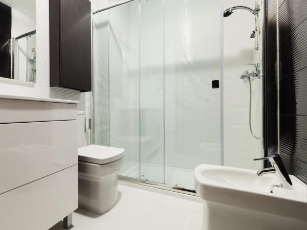 Hostal Arriola : photo 8 de la chambre chambre double avec salle de bains privative