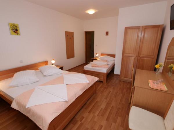 Pansion Comfort Sidro : photo 1 de la chambre chambre triple - rez-de-chaussée