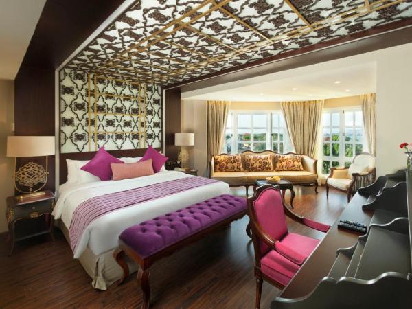 Fragrant Nature Kochi - A Five star Classified Hotel : photo 1 de la chambre royal dutch suite with private terrace and harbour view with 10% discount on spa