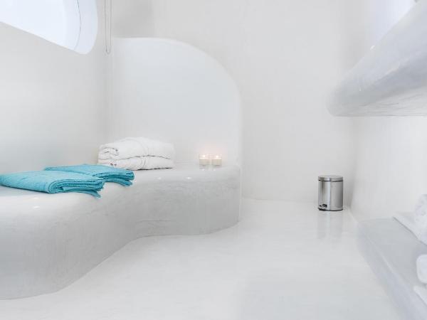 Maregio Suites : photo 10 de la chambre suite junior avec petite piscine extérieure chauffée avec jets