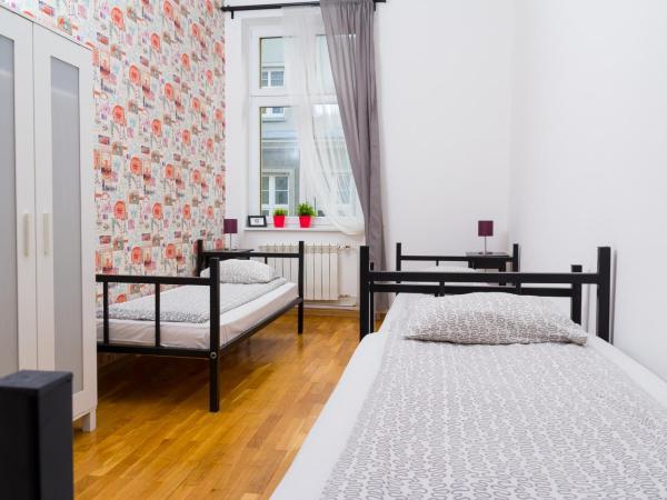 Retro Hostel : photo 7 de la chambre chambre triple avec salle de bains commune