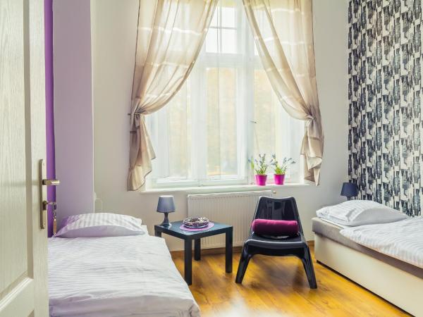 Retro Hostel : photo 2 de la chambre chambre lits jumeaux avec salle de bains commune