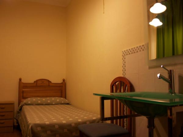 Pensión Matilde : photo 1 de la chambre chambre simple avec salle de bains commune
