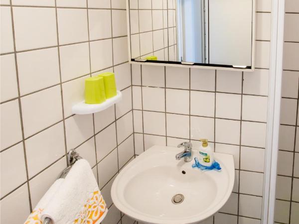 Friendly People's Guest House : photo 5 de la chambre chambre double avec salle de bains privative