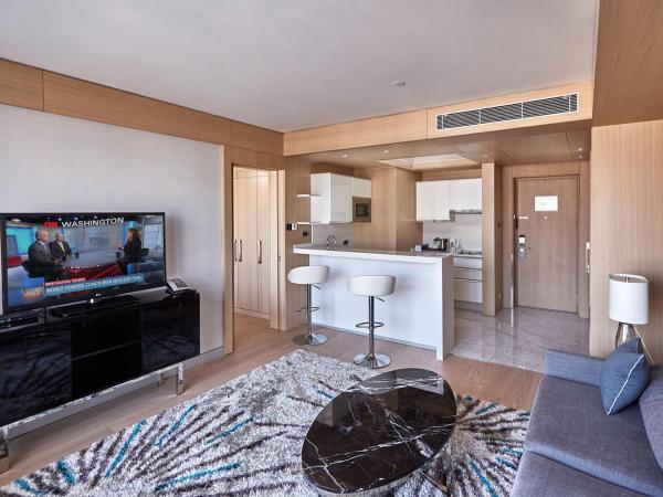 Wyndham Grand Istanbul Levent Hotel & Conference Center : photo 4 de la chambre suite prestige 1 chambre avec kitchenette - vue sur ville