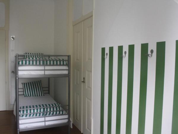 Hostel 402 : photo 9 de la chambre dortoir mixte