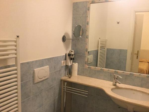 Residenza Due Torri check in presso HOTEL CENTRALE Vicolo Cattani 7 : photo 3 de la chambre chambre quadruple