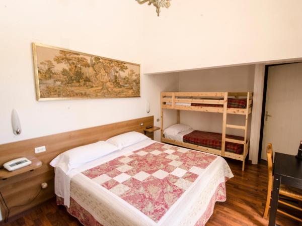 Hotel Iris : photo 5 de la chambre chambre quadruple