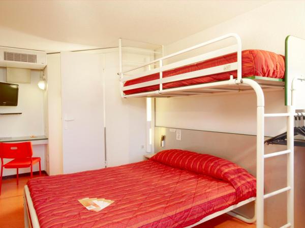 Premiere Classe Biarritz : photo 2 de la chambre chambre triple (1 lit double et 1 lit simple)