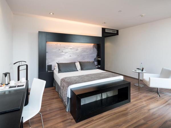 Catalonia Catedral : photo 4 de la chambre chambre double de luxe avec terrasse et piscine privée