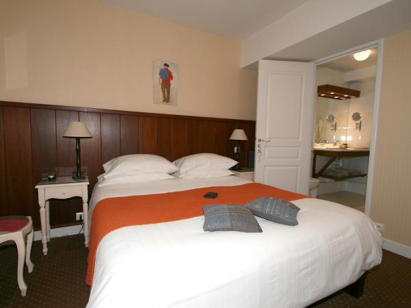 Hotel Les Almadies - Coeur de Ville : photo 2 de la chambre chambre double avec balcon et douche