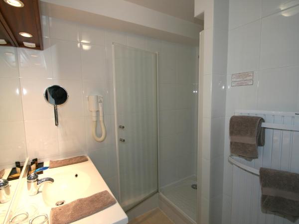 Hotel Les Almadies - Coeur de Ville : photo 4 de la chambre chambre double avec balcon et douche