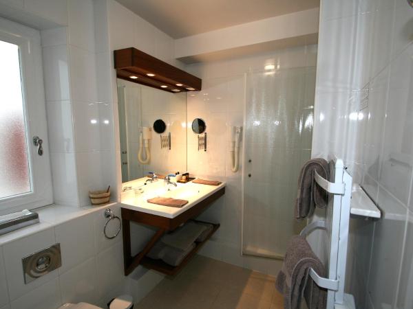 Hotel Les Almadies - Coeur de Ville : photo 3 de la chambre chambre double avec balcon et douche