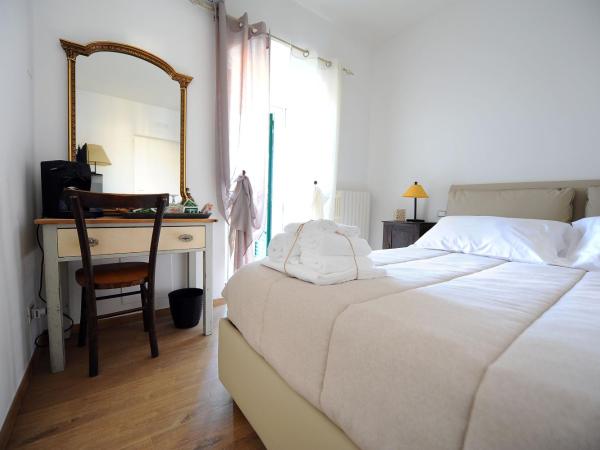 Vista Sui Sassi Guest House : photo 9 de la chambre chambre double avec balcon et vue