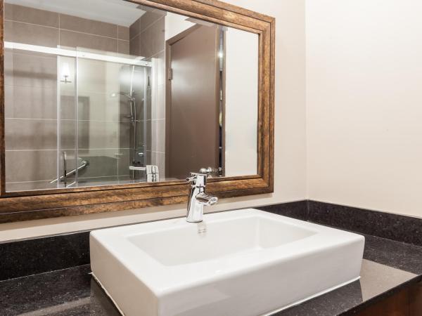 Hotel Ambassadeur et Suites : photo 5 de la chambre chambre lit queen-size classique