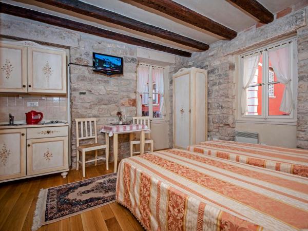 Residence MARCO POLO Centro Storico : photo 8 de la chambre chambre double confort avec kitchenette