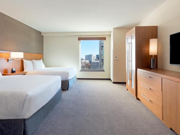 Hyatt Place Denver Downtown : photo 6 de la chambre chambre accessible aux personnes à mobilité réduite avec 2 lits queen-size et baignoire adaptée