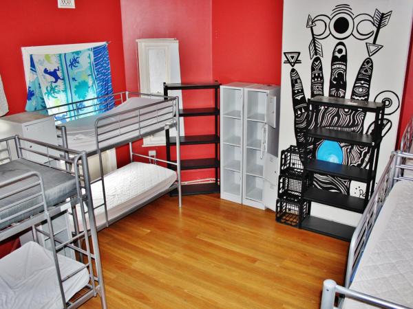 The Hive Hostel - Traveler Friendly, Passport Only : photo 2 de la chambre lit dans dortoir mixte de 10 lits