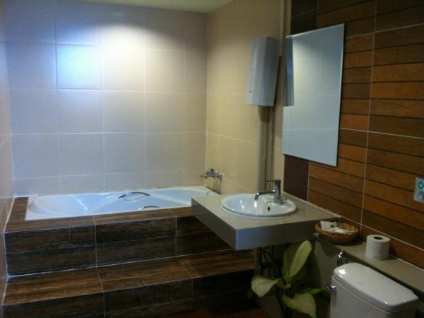 Baan Pordeedin : photo 10 de la chambre chambre familiale avec baignoire