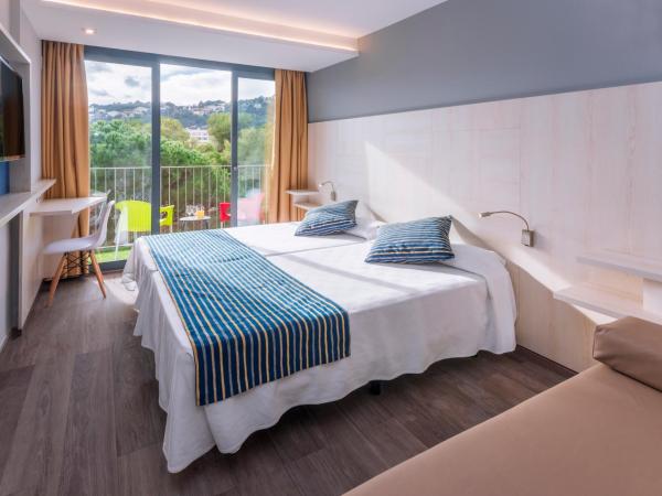 GHT Sa Riera : photo 4 de la chambre chambre double ou lits jumeaux - vue sur piscine