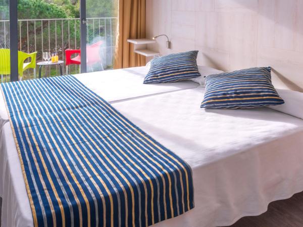 GHT Sa Riera : photo 2 de la chambre chambre double ou lits jumeaux - vue sur piscine