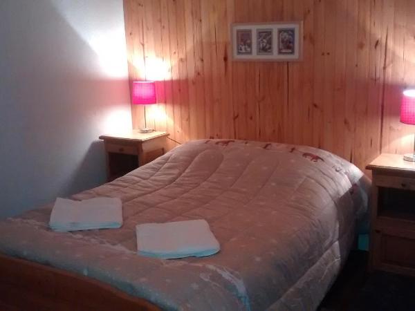 Gîte Mont Joly : photo 2 de la chambre chambre double avec salle de bains privative