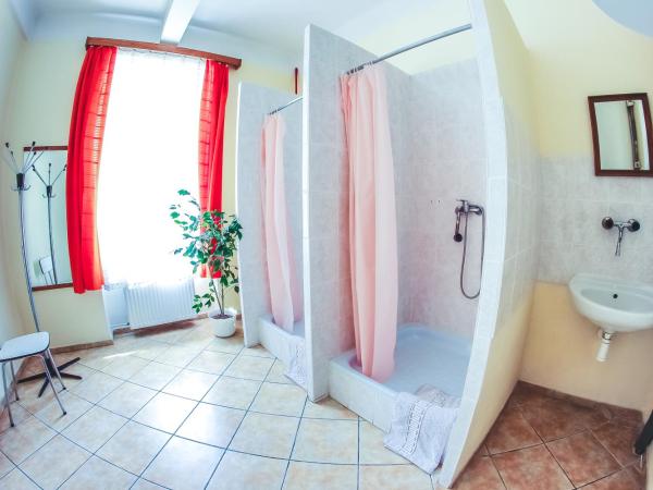 Hostel Dakura : photo 5 de la chambre chambre simple avec salle de bains commune