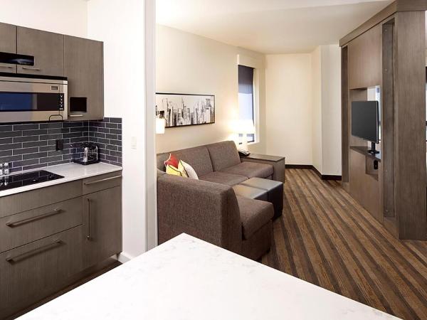 Hyatt House Pittsburgh Bloomfield Shadyside : photo 5 de la chambre corner king studio suite with sofa bed and kitchen