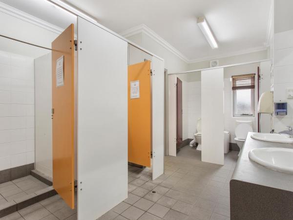 The Emperors Crown Hostel : photo 3 de la chambre lit dans dortoir de 4 lits avec salle de bains commune