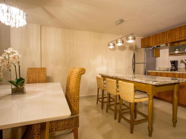 Almar Resort Luxury LGBT Beach Front Experience : photo 10 de la chambre grand hébergement avec terrasse et jacuzzi - vue sur océan - almar