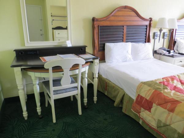 Seralago Hotel & Suites Main Gate East : photo 6 de la chambre chambre avec 2 lits doubles - vue sur parking