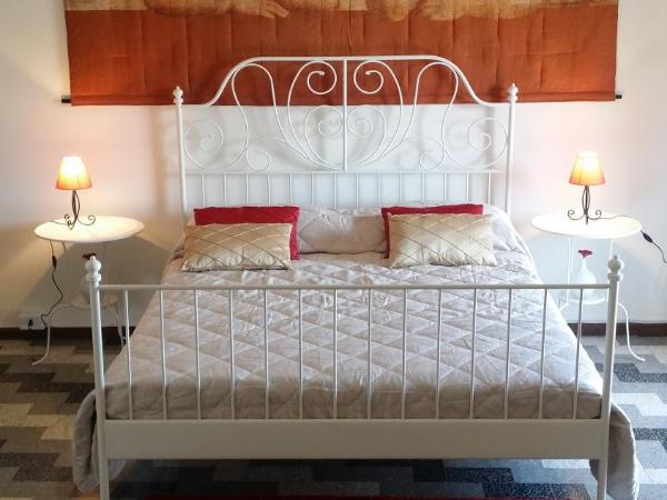 Aretè Guest House : photo 3 de la chambre chambre double jaune avec balcon - vue sur mer