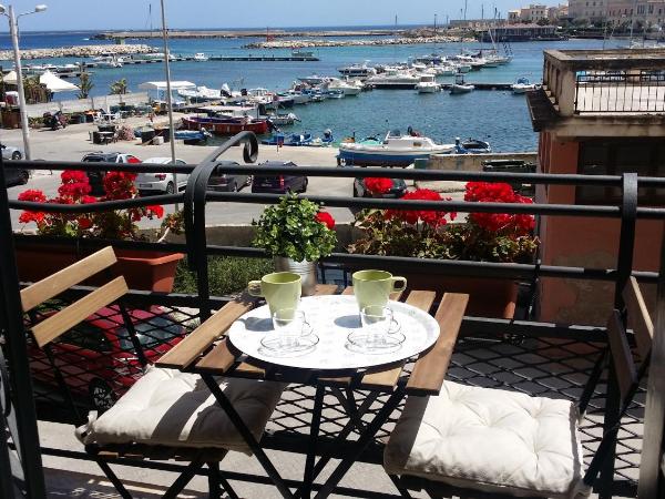 Aretè Guest House : photo 2 de la chambre chambre double jaune avec balcon - vue sur mer