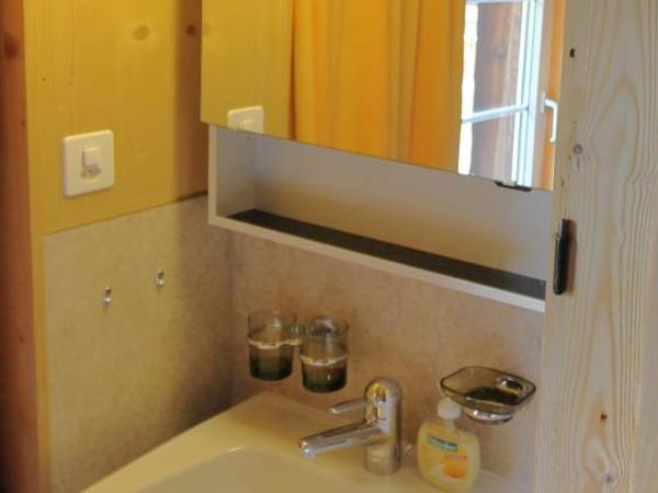 Pension Mezzaprada : photo 2 de la chambre chambre lits jumeaux avec salle de bains commune