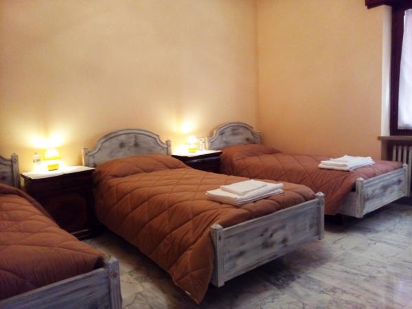 B&B Anna Fiera : photo 3 de la chambre chambre triple avec salle de bains privative