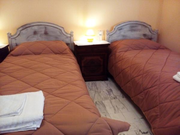 B&B Anna Fiera : photo 5 de la chambre chambre triple avec salle de bains privative