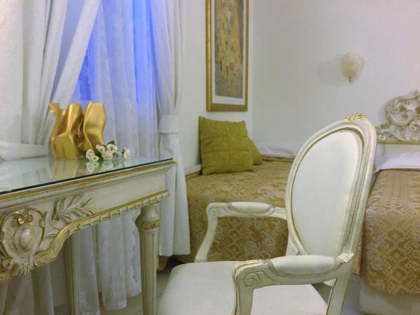 Residenza Due Torri check in presso HOTEL CENTRALE Vicolo Cattani 7 : photo 10 de la chambre chambre triple