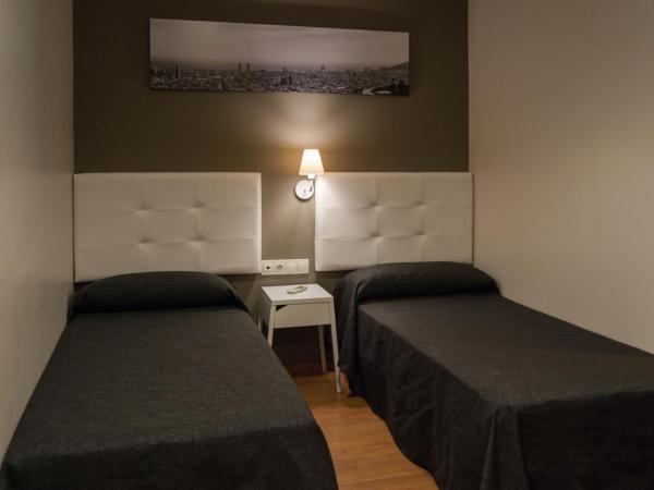Hostal Sant Pau : photo 1 de la chambre chambre lits jumeaux standard avec canapé