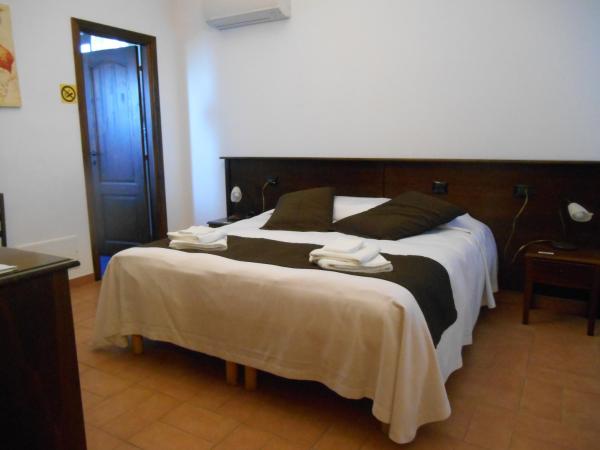 Bed & Breakfast Giardini Di Marzo : photo 3 de la chambre chambre double standard