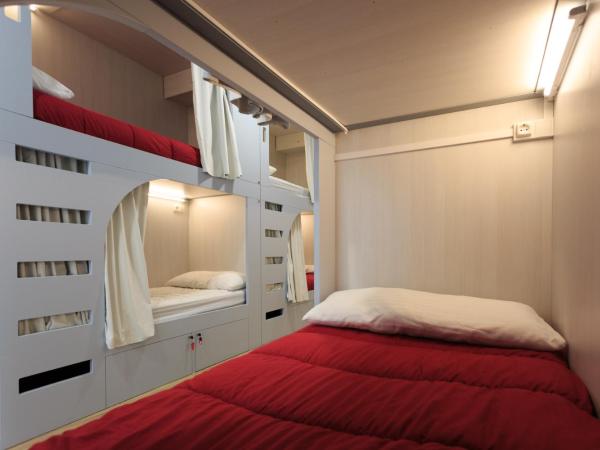 Albergue de Pamplona-Iruñako : photo 1 de la chambre lit superposé dans dortoir mixte avec salle de bains commune